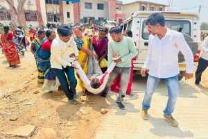 अधिकारियों-और-आंदोलनकारियों-के-बीच-झड़प