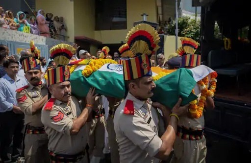 जम्मू-कश्मीर एडमिनिस्ट्रेटिव सर्विस (JKAS) के अधिकारी राज कुमार थापा का आज जम्मू में अंतिम संस्कार किया गया। वे 10 मई को पाकिस्तान की गोलीबारी में मारे गए थे।