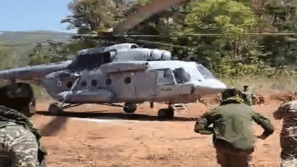 घायल जवान को हेलीकॉप्टर से इलाज के लिए रांची भेजा गया।