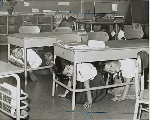 1962 में भी अमेरिका ने ऐसी मॉक ड्रिल की थी। यह न्यूयॉर्क के ब्रुकलिन स्थित एक स्कूल की तस्वीर है।
