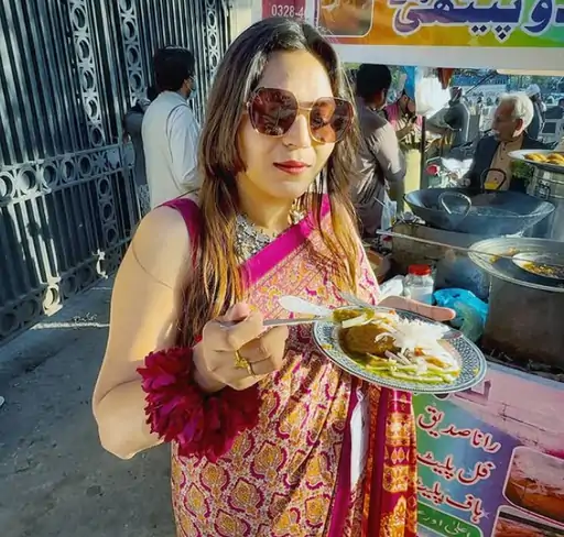 पाकिस्तान के लाहौर में लोकल फूड टेस्ट करती ज्योति। उसने यह तस्वीर 16 मार्च 2025 को अपने इंस्टाग्राम अकाउंट पर पोस्ट की।
