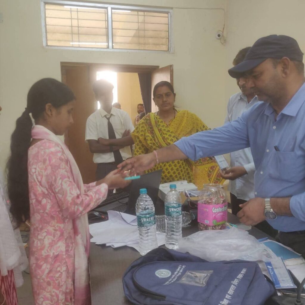 Toppers को एक सस्ती कलम और दो टॉफी देकर सम्मान की औपचारिकता निभाई गयी।