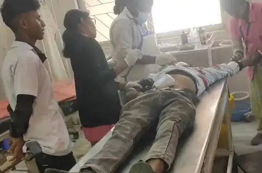 गुमला में दर्दनाक सड़क हादसा: स्कूटी सवार युवक को कार ने कुचला, हालत गंभीर.