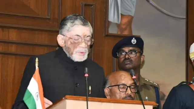 “राज्यपाल संतोष कुमार गंगवार अभिभाषण देते हुए”
