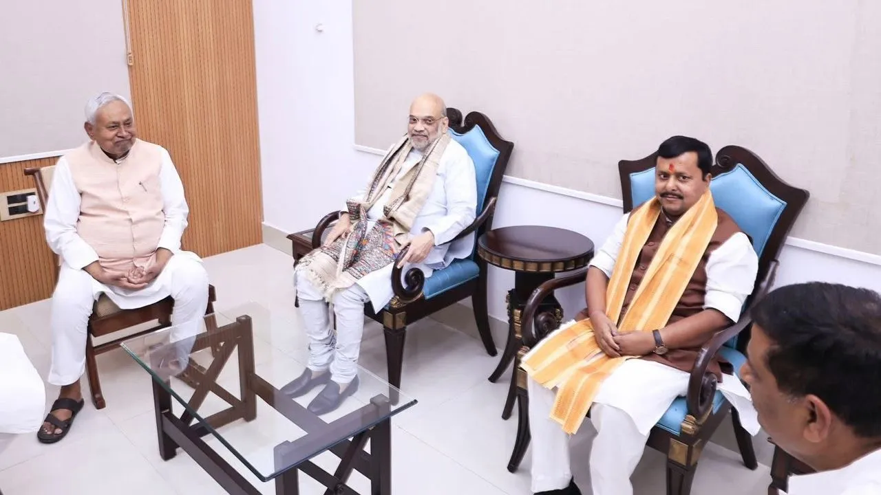 बैठक करते मुख्यमंत्री नीतीश कुमार, अमित शाह और नितिन नबीन (सोर्स- सोशल मीडिया)
