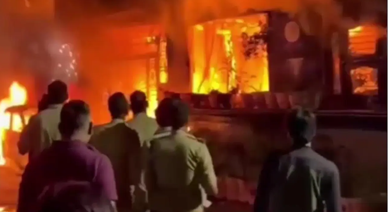 indore_car-fire_8_died
