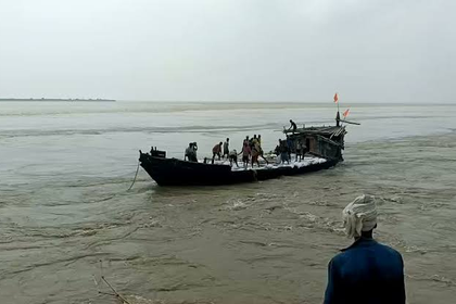गंगा नदी नाव