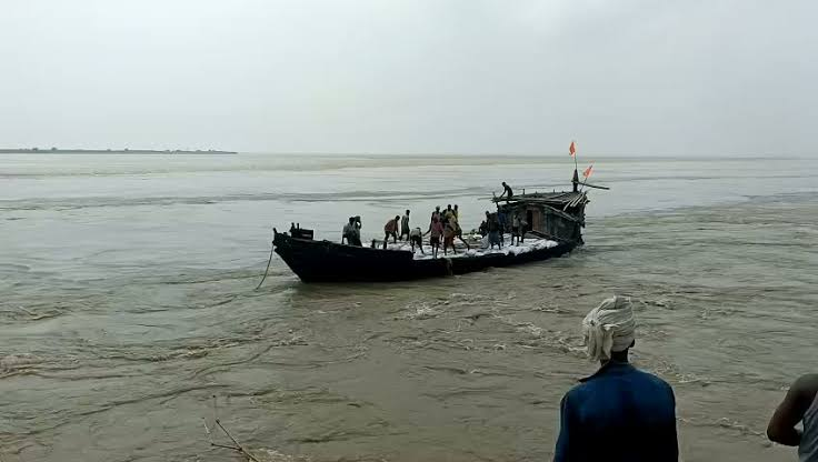 गंगा नदी नाव